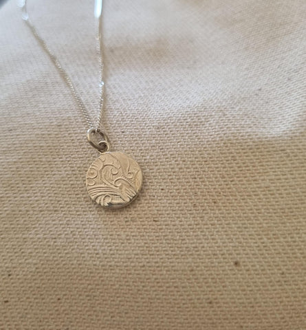 Round floral disc necklace