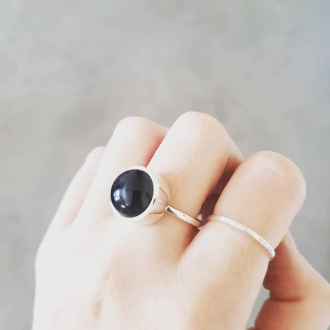 Onyx ring with narrow band